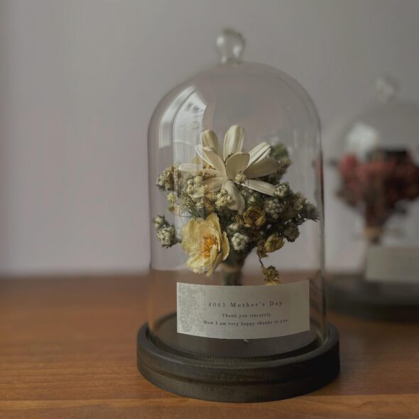 ガラスドームのドライフラワーで、母の日に特別な彩りを