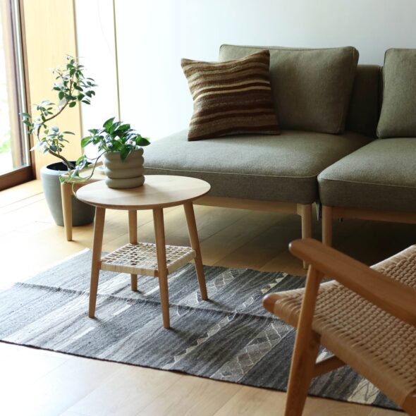 北欧家具に映える、素朴で美しいロゴバキリム