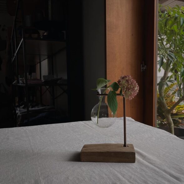 アイアン×ガラスの異素材が映える、一輪挿しフラワーベース