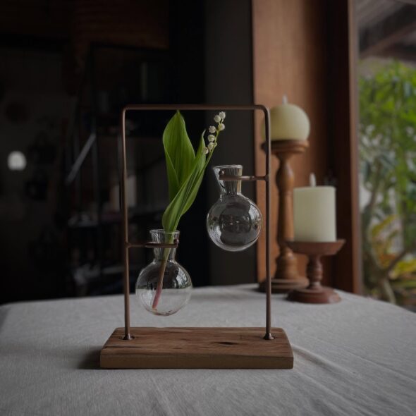 アイアン×ガラスの異素材が映える、一輪挿しフラワーベース