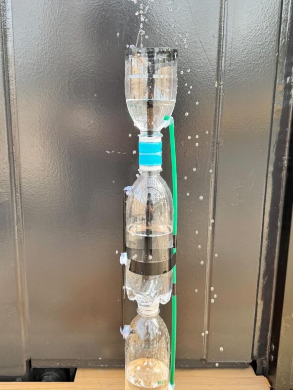 夏休み自由研究にぴったり!水が飛び出すおもしろ科学工作