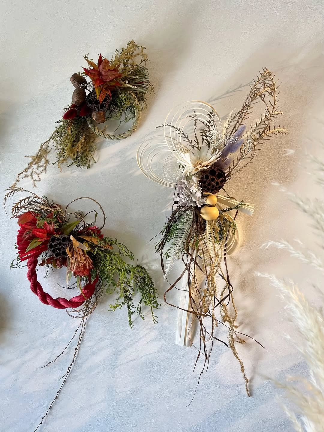 玄関にそっと、自然を束ねたしめ縄