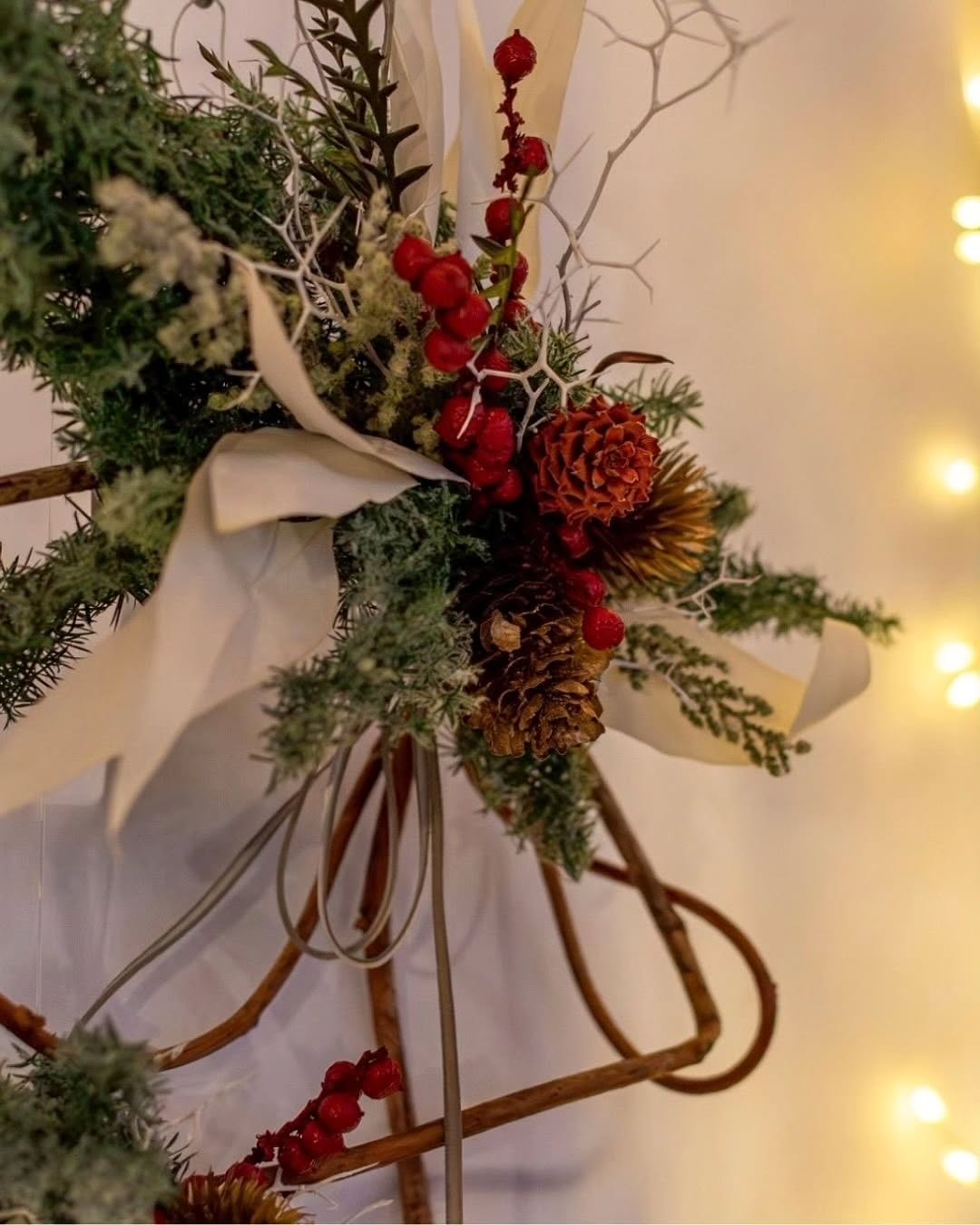 手仕事のリースと、冬を迎える庭