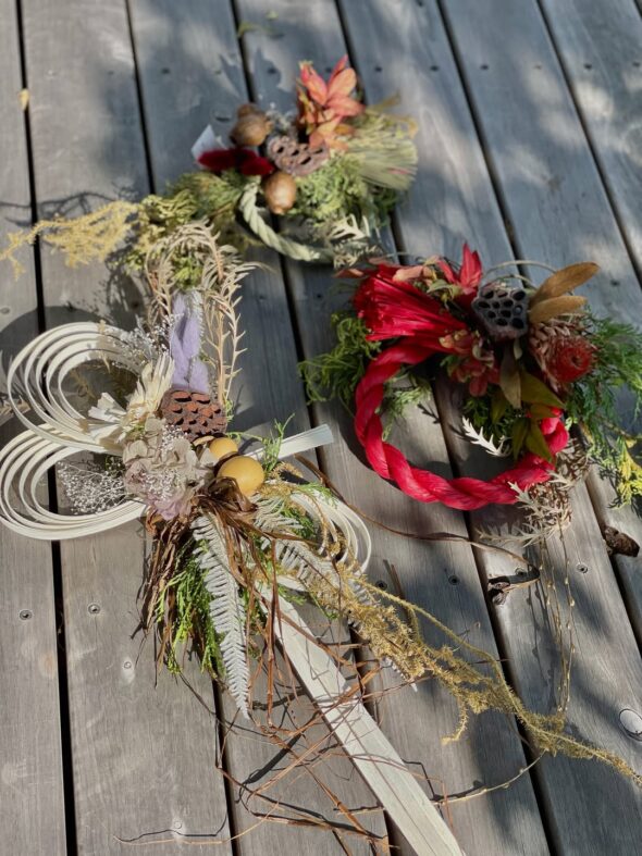 玄関にそっと、自然を束ねたしめ縄