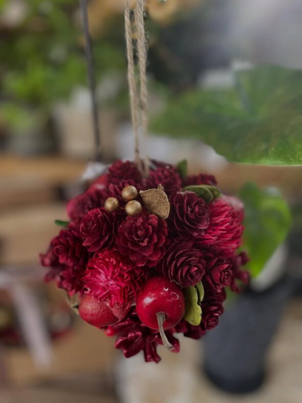 赤が彩るクリスマスボールリース