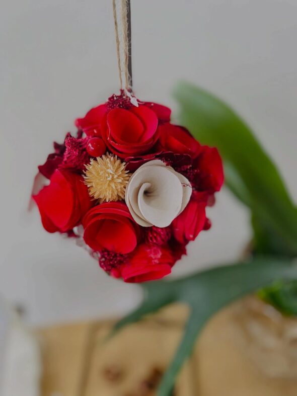 赤が彩るクリスマスボールリース