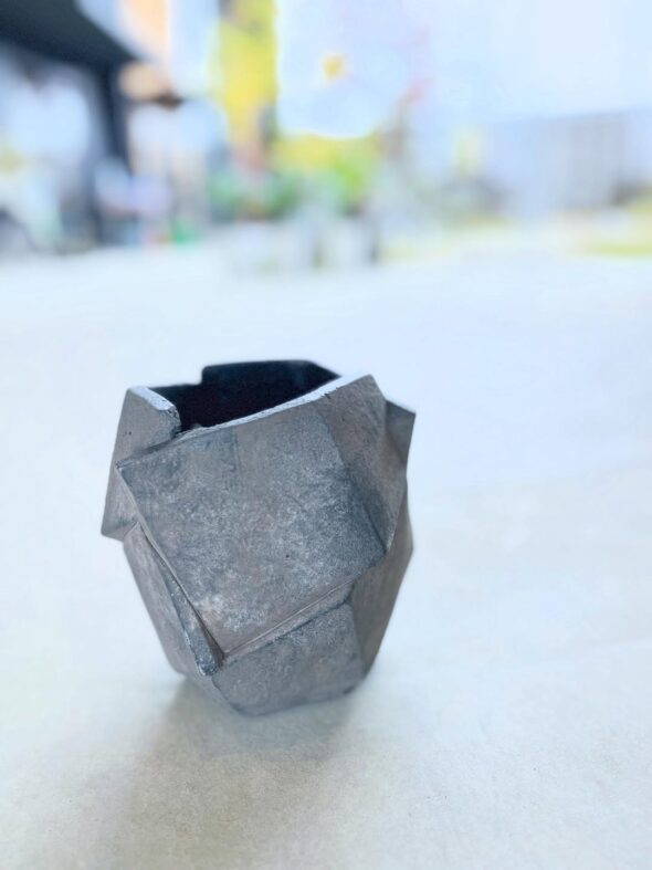 角度で表情が変わる、男前鉢とハッピービーン