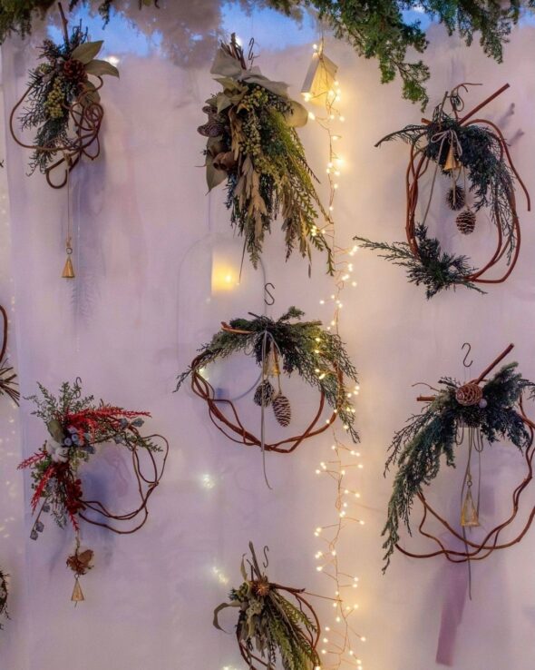 手仕事のリースと、冬を迎える庭